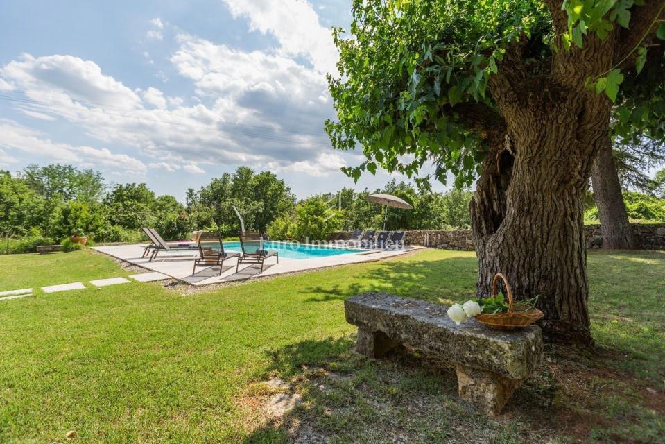 Okolica Poreča, lepa kamnita hiša z bazenom