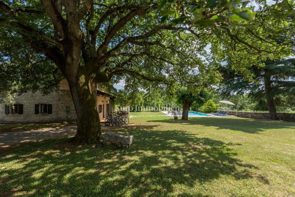 Okolica Poreča, lepa kamnita hiša z bazenom
