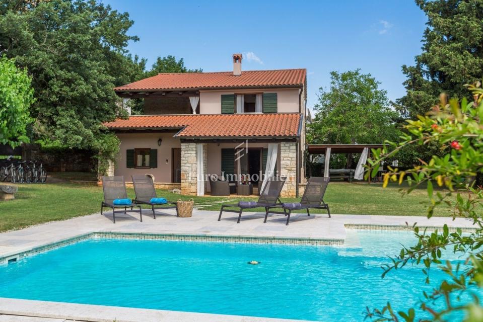 Okolica Poreča, lepa kamnita hiša z bazenom