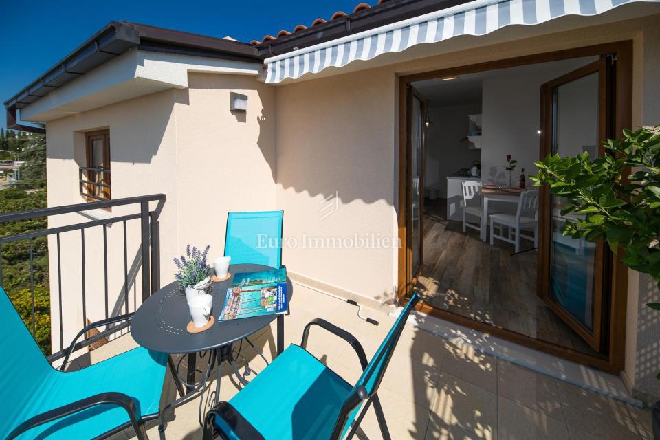 Crni mol apartma 50m od morja