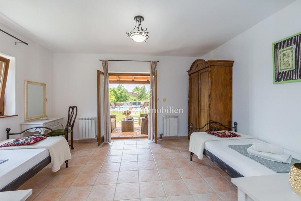 POREČ OKOLICA Kamnita vila z bazenom