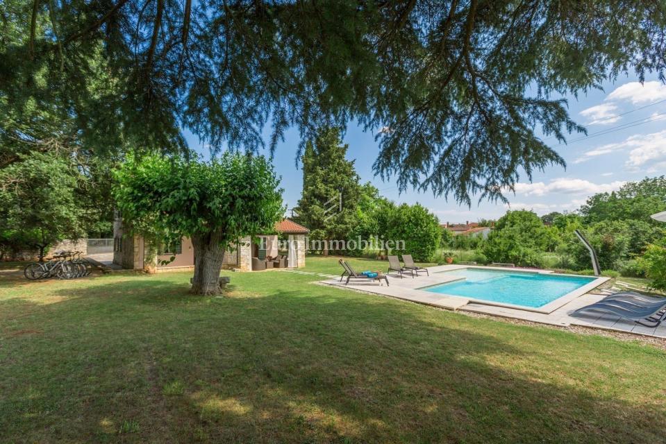 POREČ OKOLICA Kamnita vila z bazenom