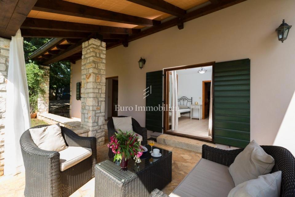 POREČ OKOLICA Kamnita vila z bazenom