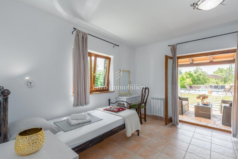 POREČ OKOLICA Kamnita vila z bazenom