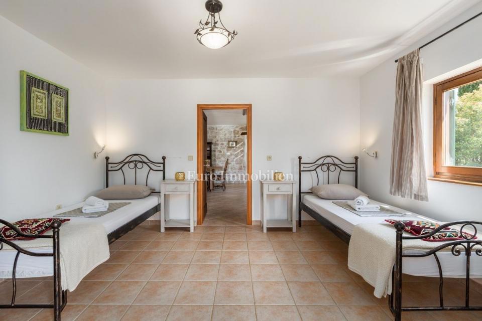 POREČ OKOLICA Kamnita vila z bazenom