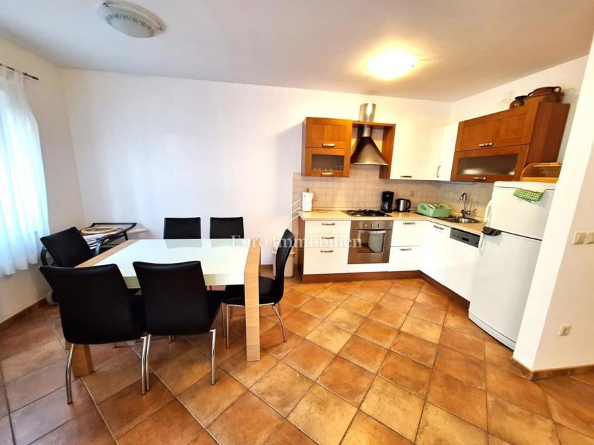 Apartma v pritličju z 200 m2 vrta! Otok Krk