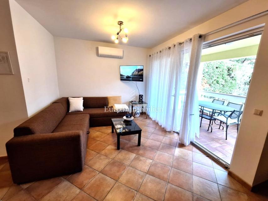 Apartma v pritličju z 200 m2 vrta! Otok Krk