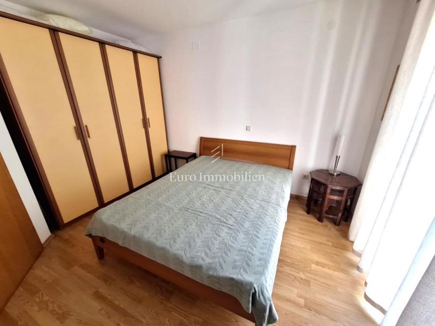 Apartma v pritličju z 200 m2 vrta! Otok Krk