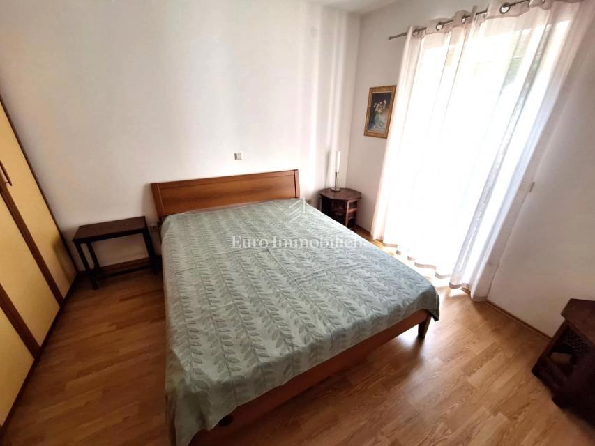 Apartma v pritličju z 200 m2 vrta! Otok Krk