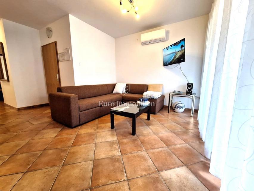 Apartma v pritličju z 200 m2 vrta! Otok Krk