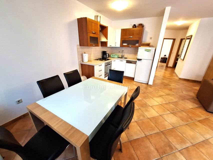 Apartma v pritličju z 200 m2 vrta! Otok Krk