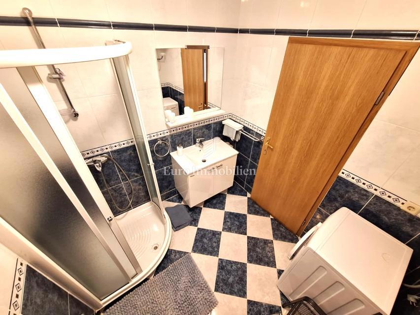 Apartma v pritličju z 200 m2 vrta! Otok Krk