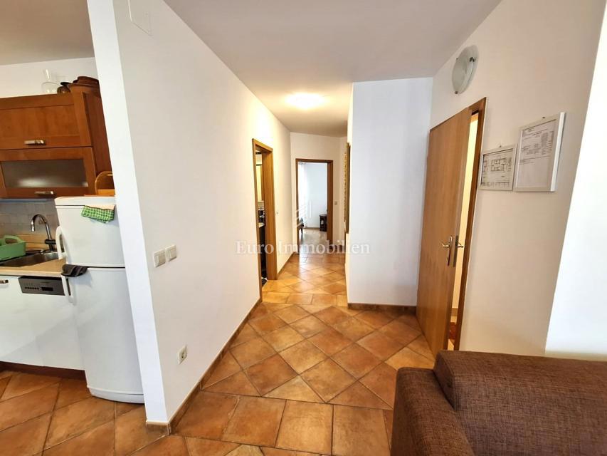 Apartma v pritličju z 200 m2 vrta! Otok Krk