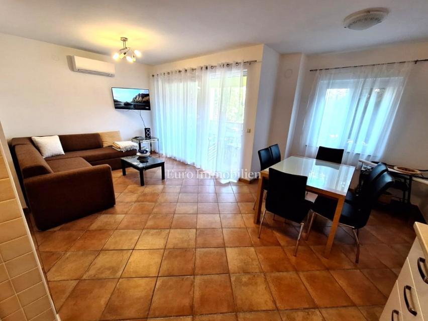 Apartma v pritličju z 200 m2 vrta! Otok Krk