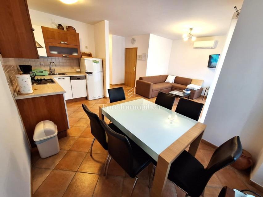 Apartma v pritličju z 200 m2 vrta! Otok Krk
