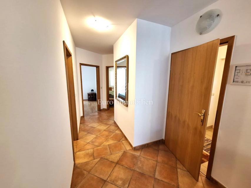 Apartma v pritličju z 200 m2 vrta! Otok Krk