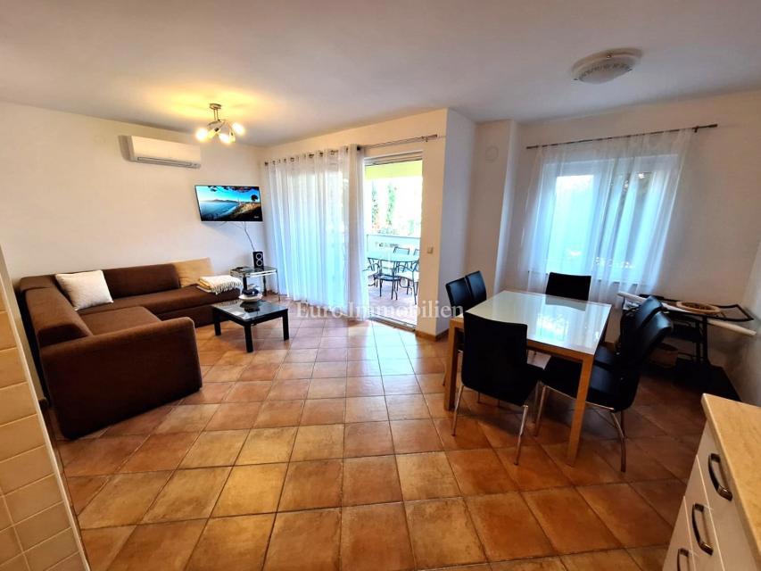 Apartma v pritličju z 200 m2 vrta! Otok Krk