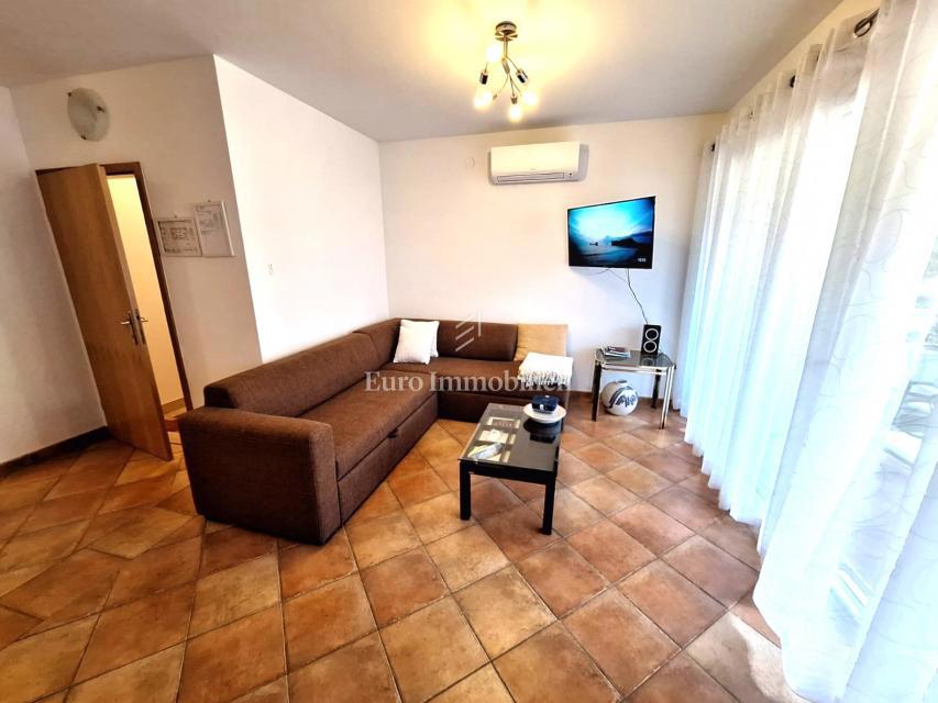 Apartma v pritličju z 200 m2 vrta! Otok Krk