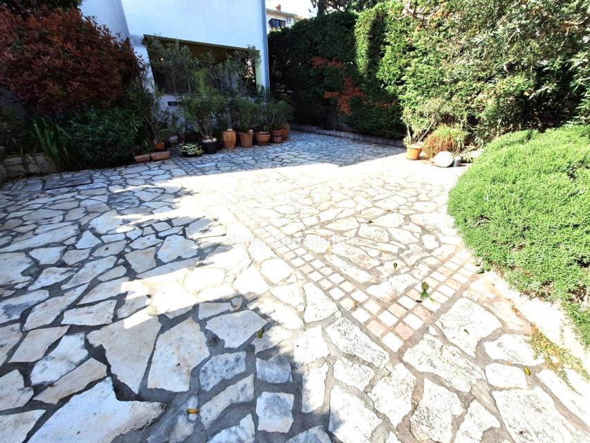 Apartma v pritličju z 200 m2 vrta! Otok Krk
