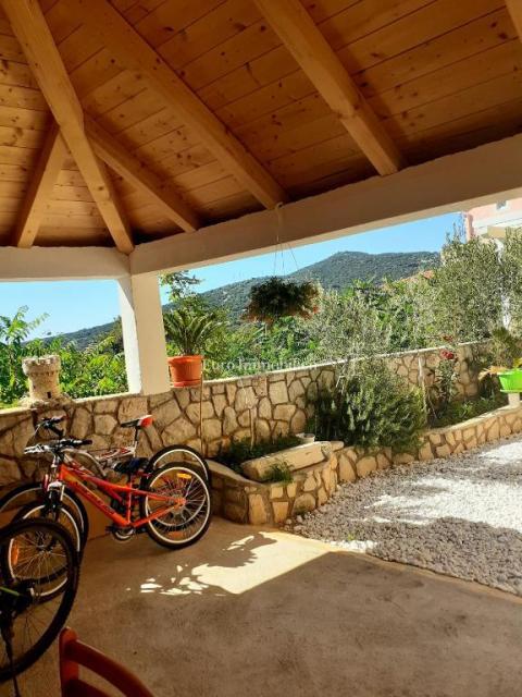 Otok Lošinj - samostojna hiša z velikim vrtom