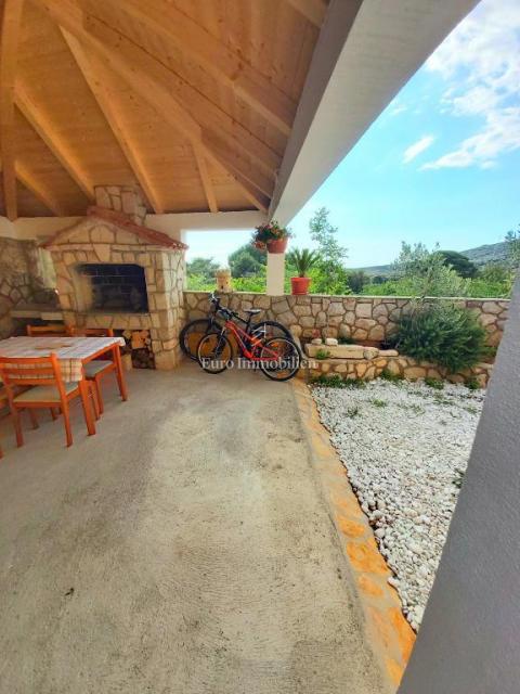 Otok Lošinj - samostojna hiša z velikim vrtom