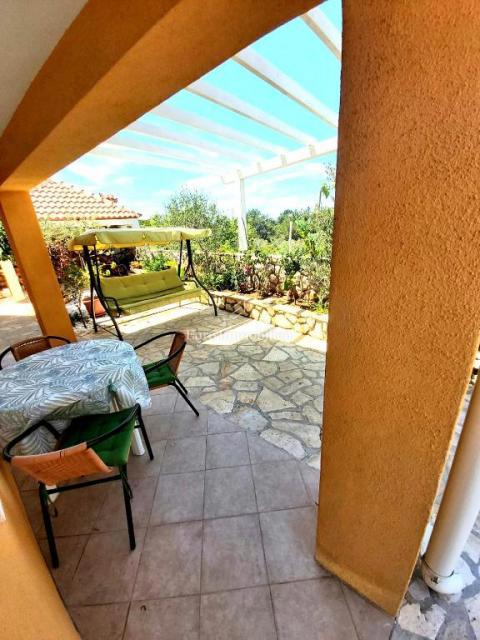 Otok Lošinj - samostojna hiša z velikim vrtom