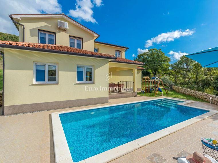 Hiša z bazenom in velikim vrtom v bližini Labina