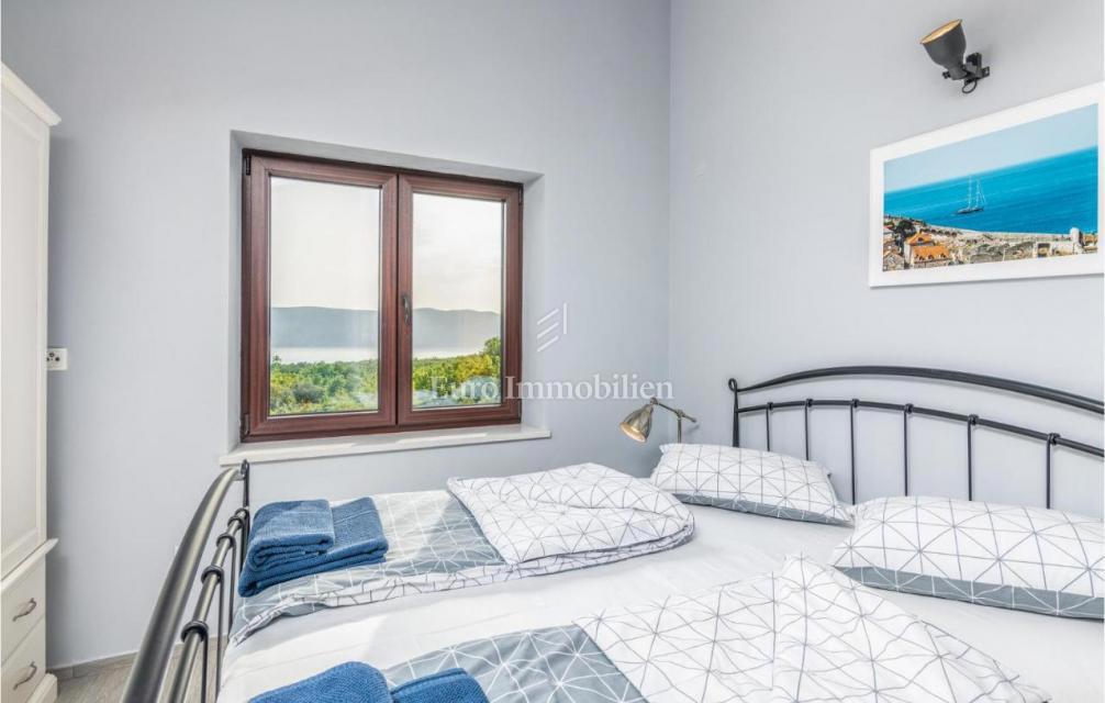 Mediteranska vila z bazenom in pogledom na morje