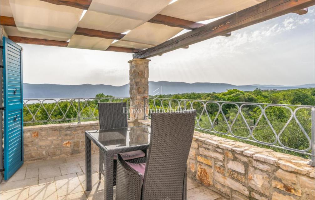 Mediteranska vila z bazenom in pogledom na morje