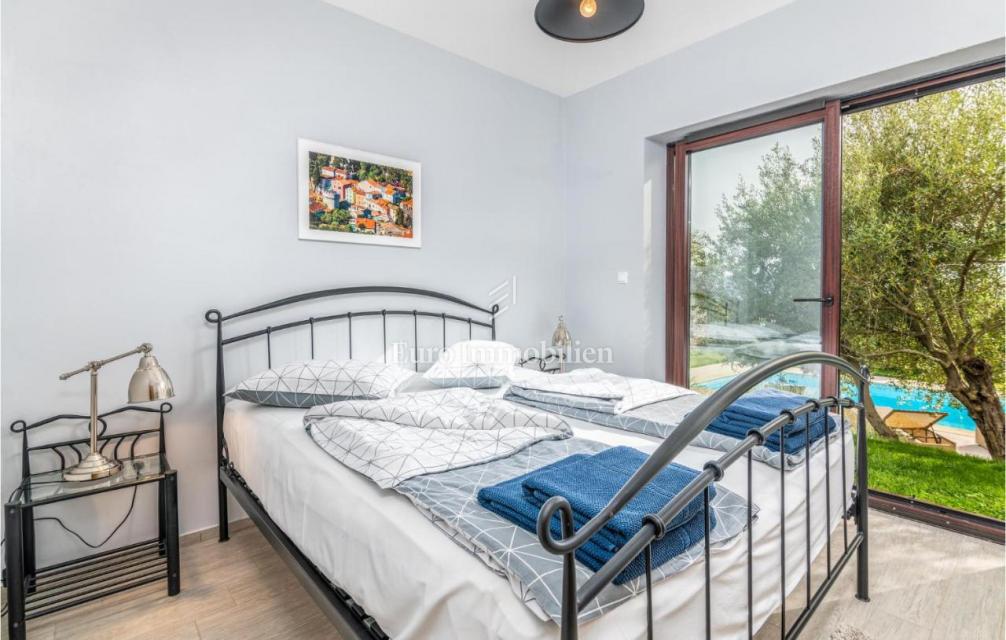 Mediteranska vila z bazenom in pogledom na morje