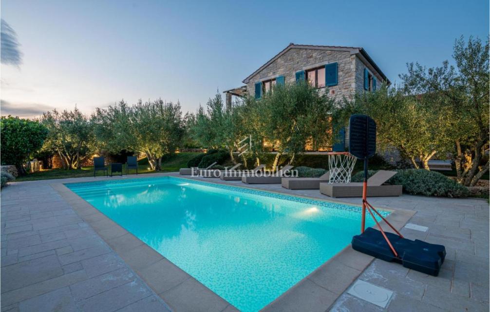 Mediteranska vila z bazenom in pogledom na morje