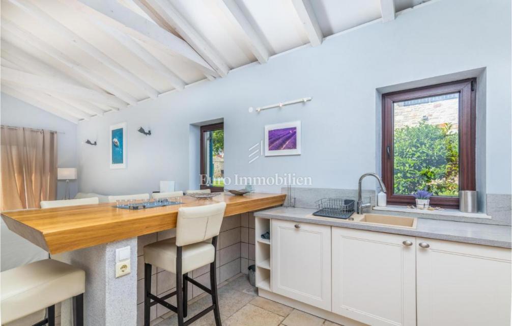 Mediteranska vila z bazenom in pogledom na morje