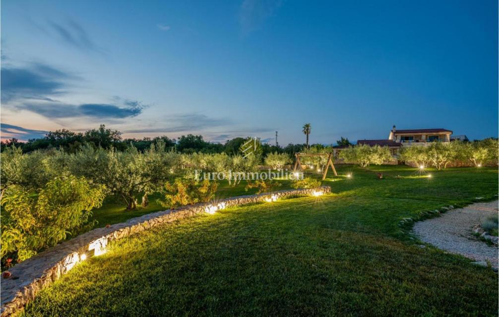 Mediteranska vila z bazenom in pogledom na morje
