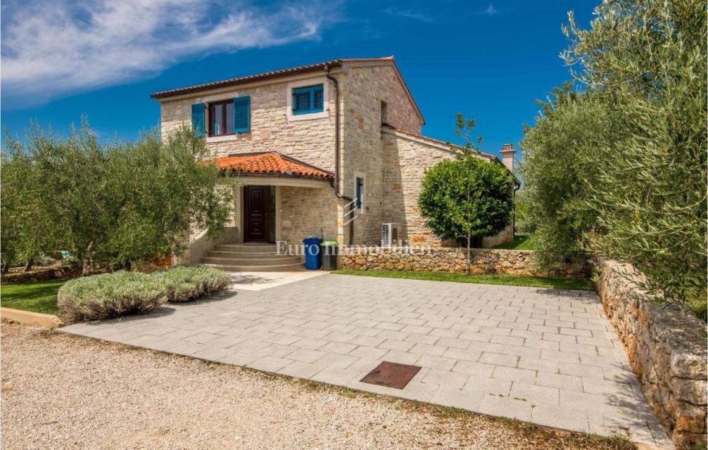Mediteranska vila z bazenom in pogledom na morje