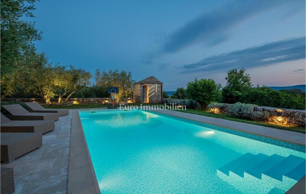 Mediteranska vila z bazenom in pogledom na morje