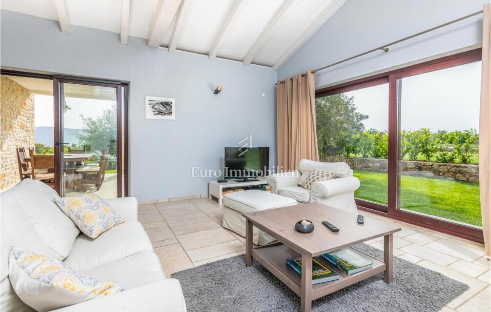 Mediteranska vila z bazenom in pogledom na morje