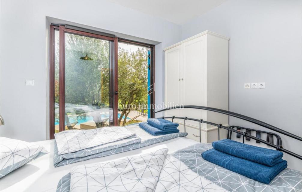 Mediteranska vila z bazenom in pogledom na morje