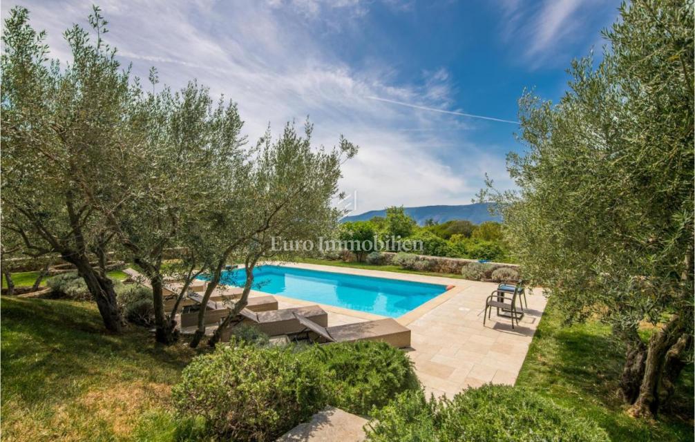 Mediteranska vila z bazenom in pogledom na morje