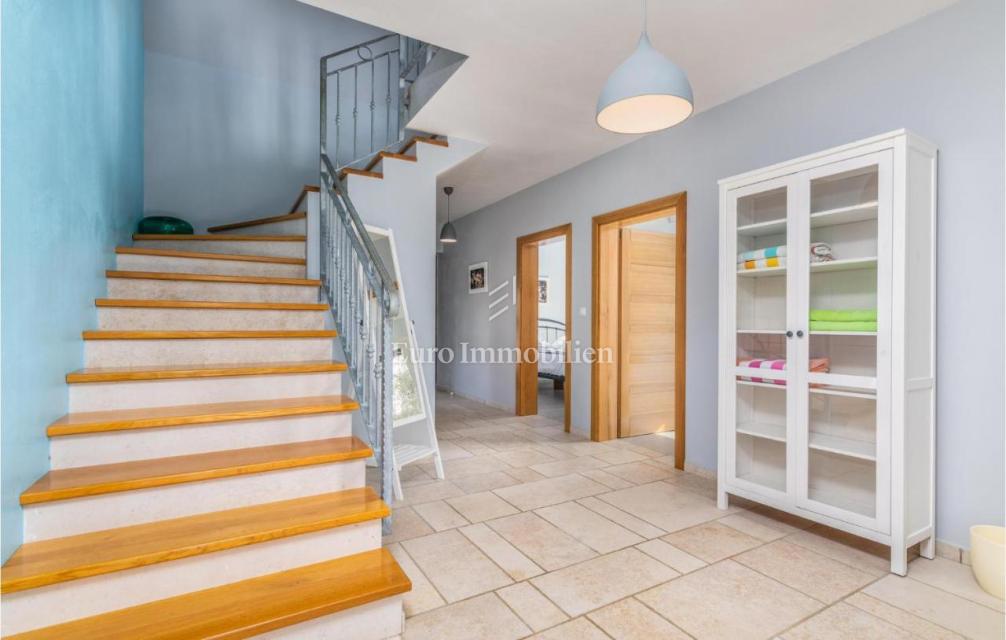 Mediteranska vila z bazenom in pogledom na morje