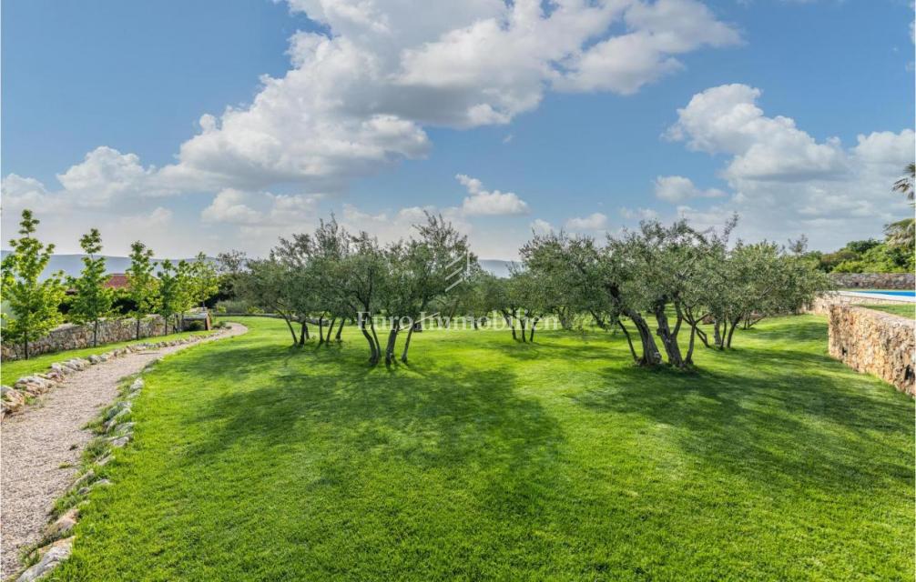 Mediteranska vila z bazenom in pogledom na morje