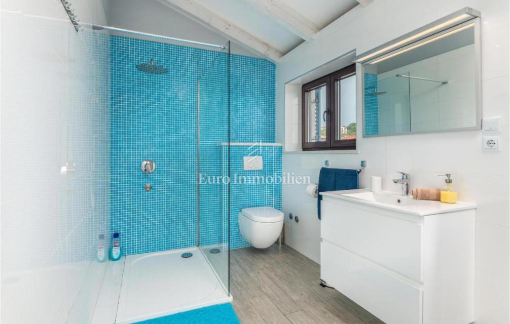 Mediteranska vila z bazenom in pogledom na morje