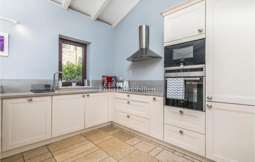 Mediteranska vila z bazenom in pogledom na morje