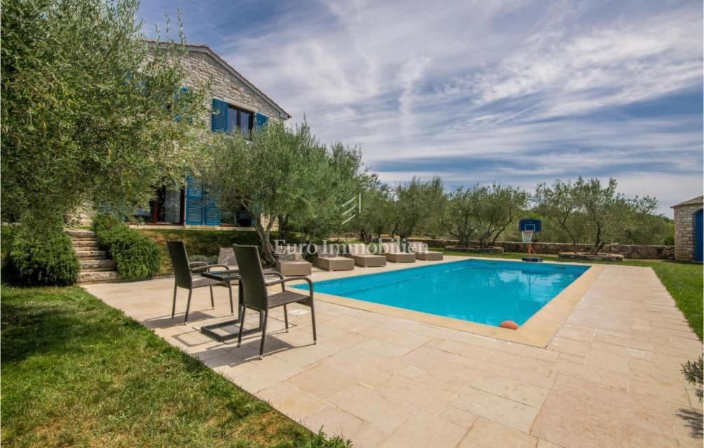 Mediteranska vila z bazenom in pogledom na morje