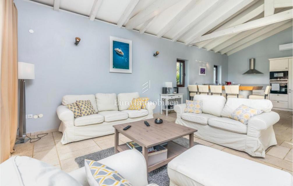 Mediteranska vila z bazenom in pogledom na morje