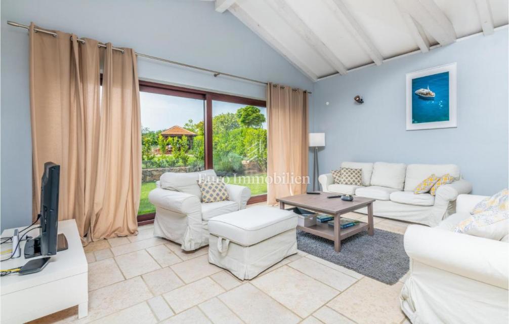 Mediteranska vila z bazenom in pogledom na morje