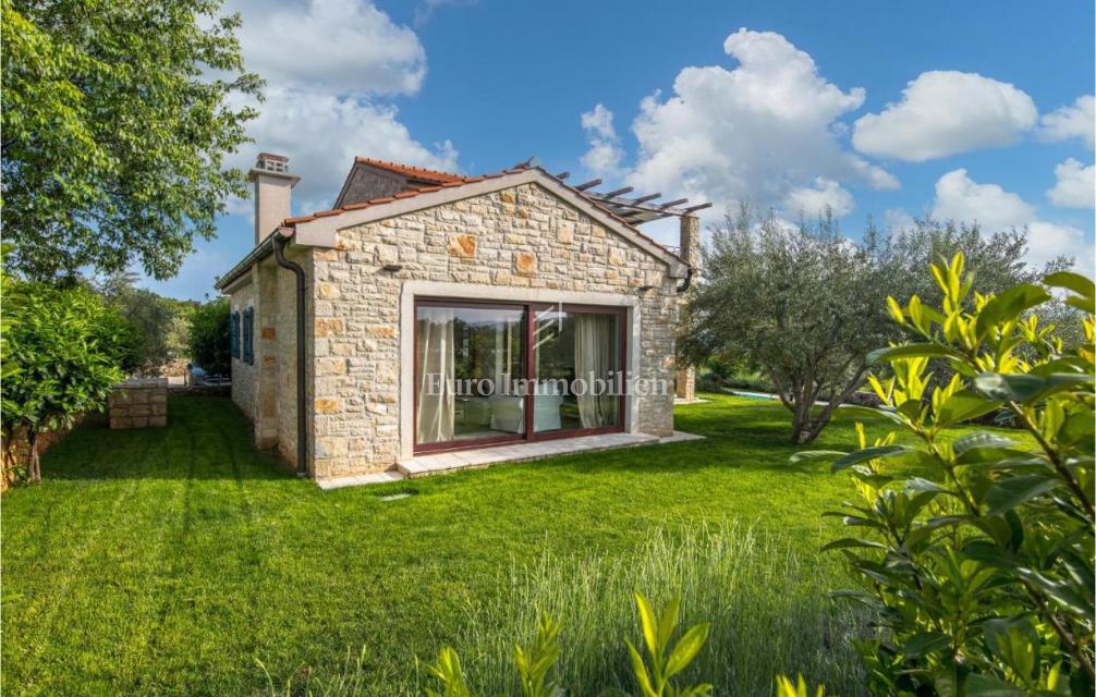 Mediteranska vila z bazenom in pogledom na morje