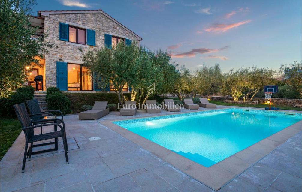 Mediteranska vila z bazenom in pogledom na morje