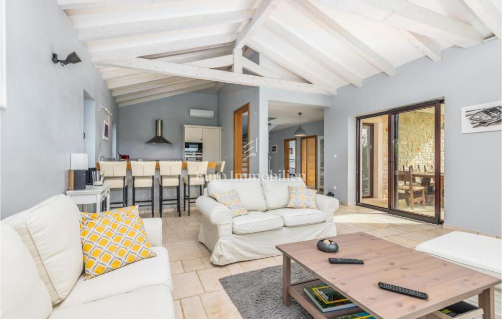 Mediteranska vila z bazenom in pogledom na morje