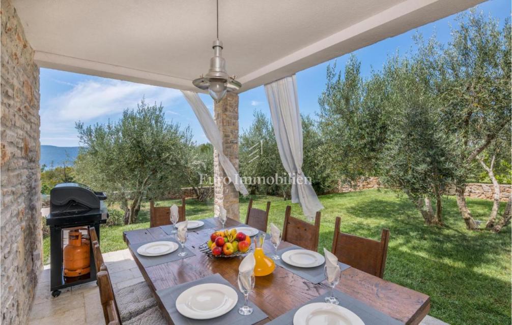 Mediteranska vila z bazenom in pogledom na morje