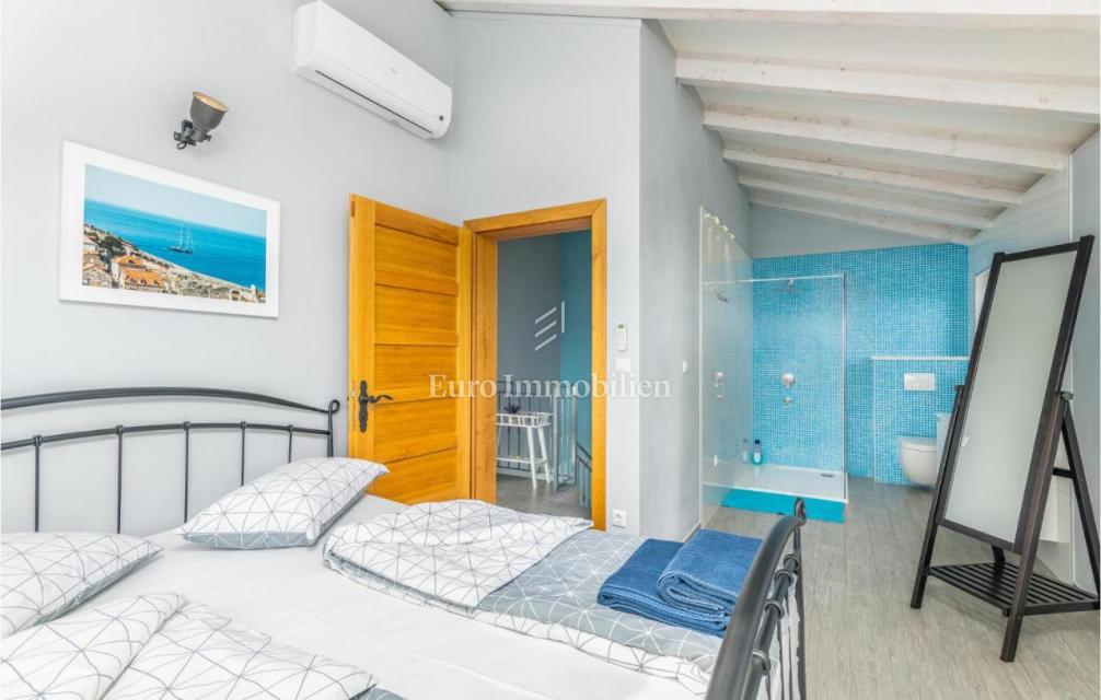 Mediteranska vila z bazenom in pogledom na morje